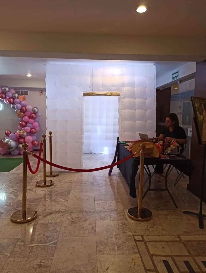 Pareja posando en evento social