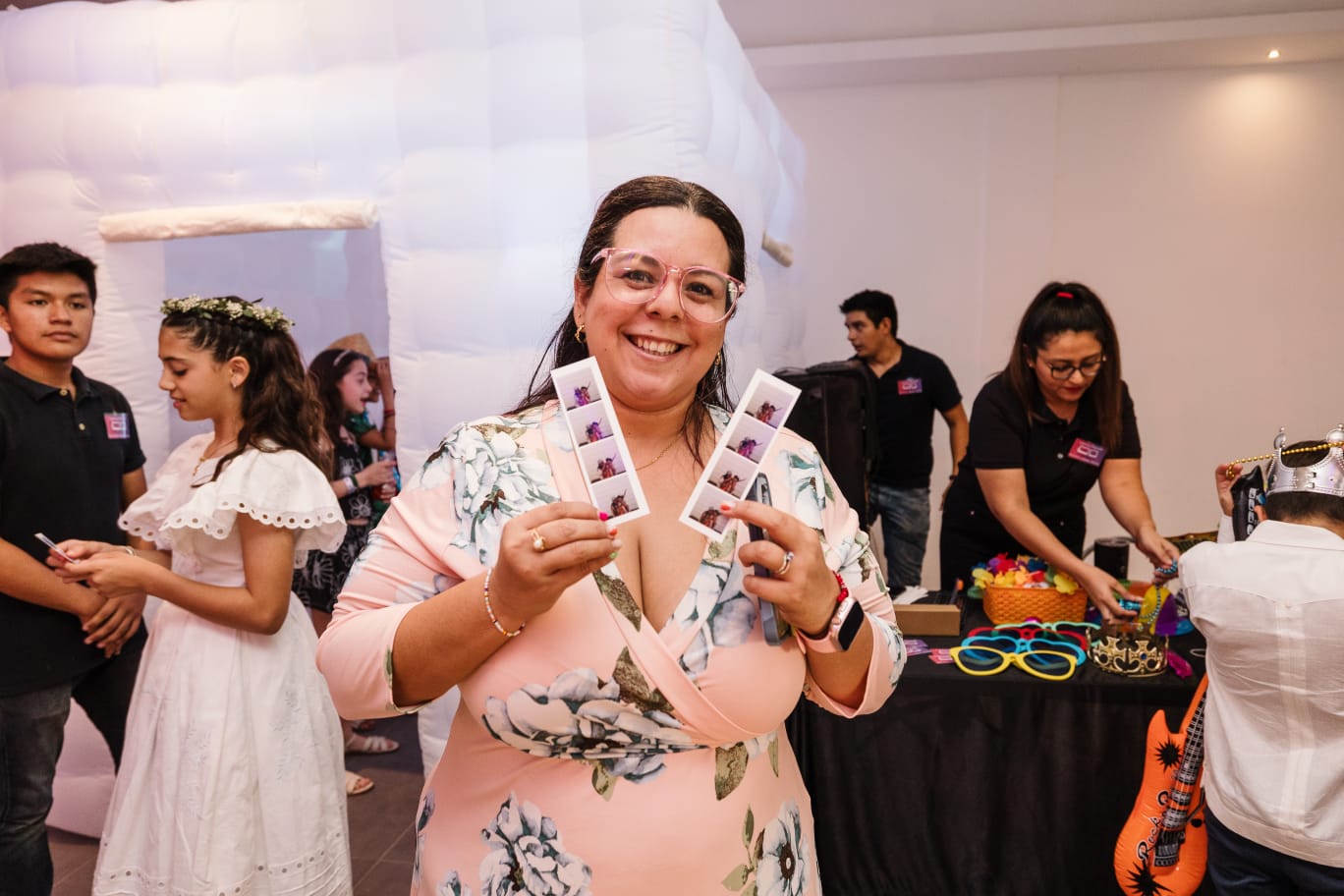 Invitados sonriendo en cabina fotografica